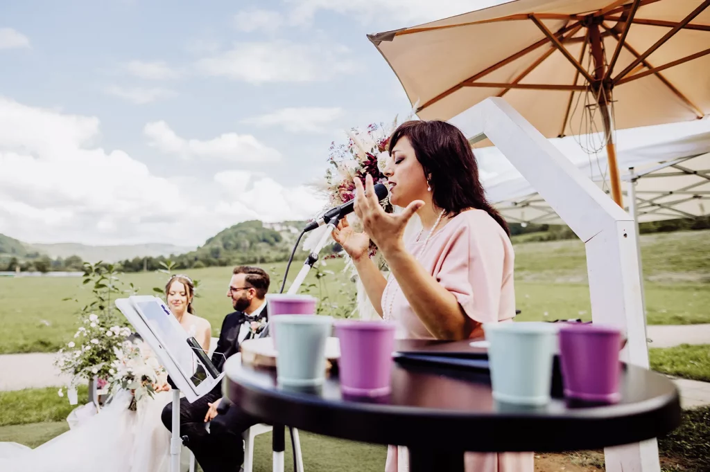 Traurednerin Olimpia singt bei freier Trauung in Rudersberg.